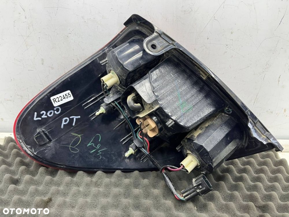 Lampa Mitsubishi L200 KA KB 05-15r. PRAWA tylna w błotnik oryginalna prawy tył EUROPA - 11
