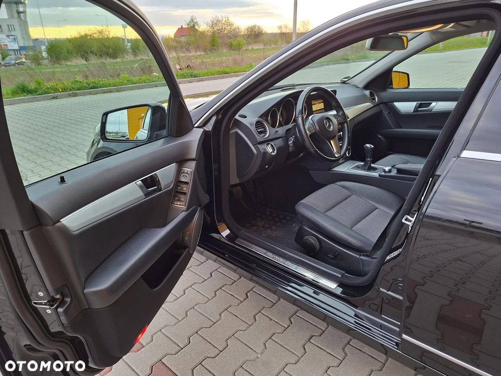 Mercedes-Benz Klasa C 180 CGI BlueEFFICIENCY Avantgarde - 15