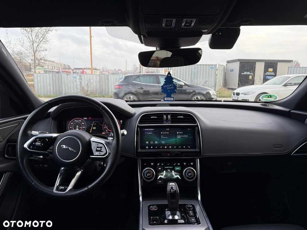 Jaguar XE 2.0 D180 R-Dynamic SE - 16