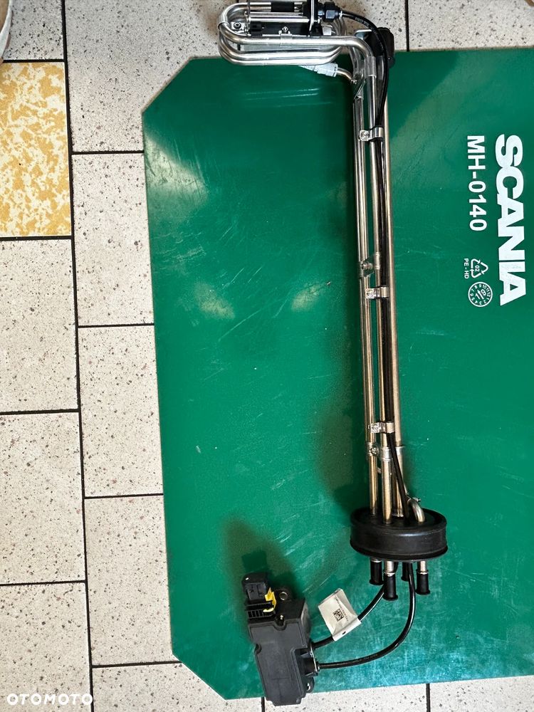 MAN Czujnik sonda poziomu Adblue 81154086124 - 1