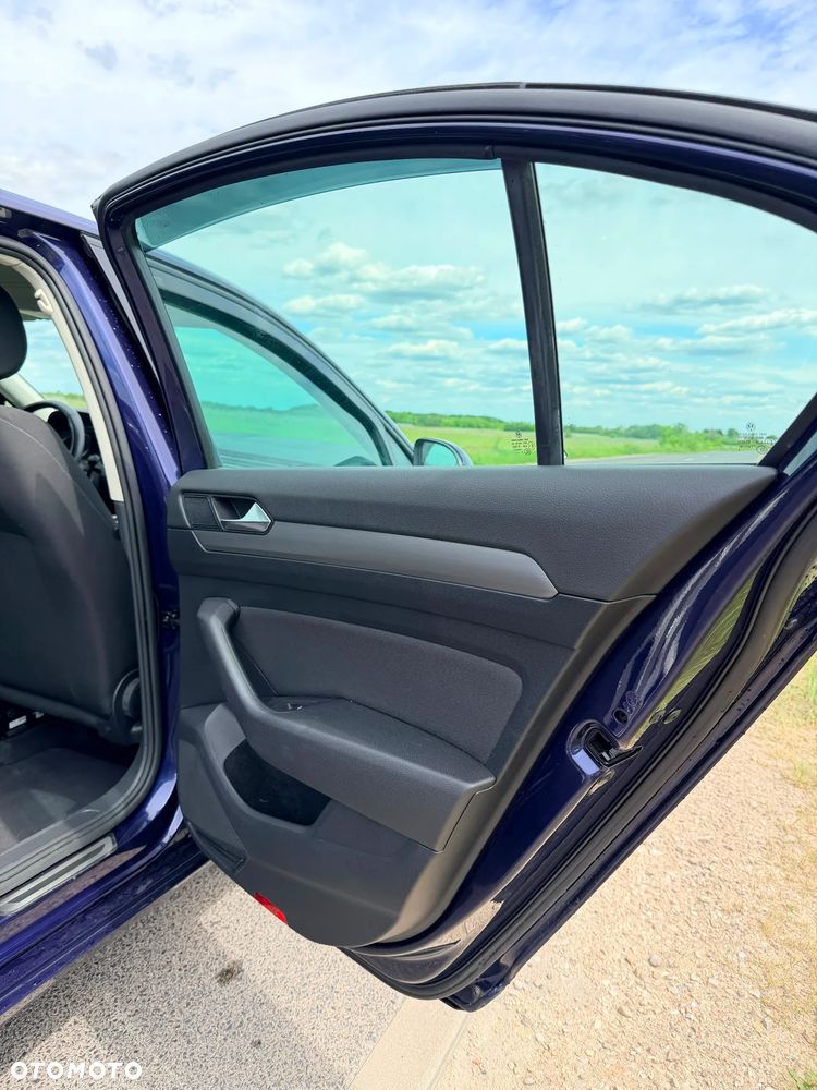 Volkswagen Passat - 16