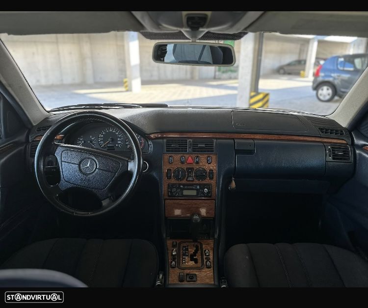 Mercedes-Benz E 220 2002 photo 2