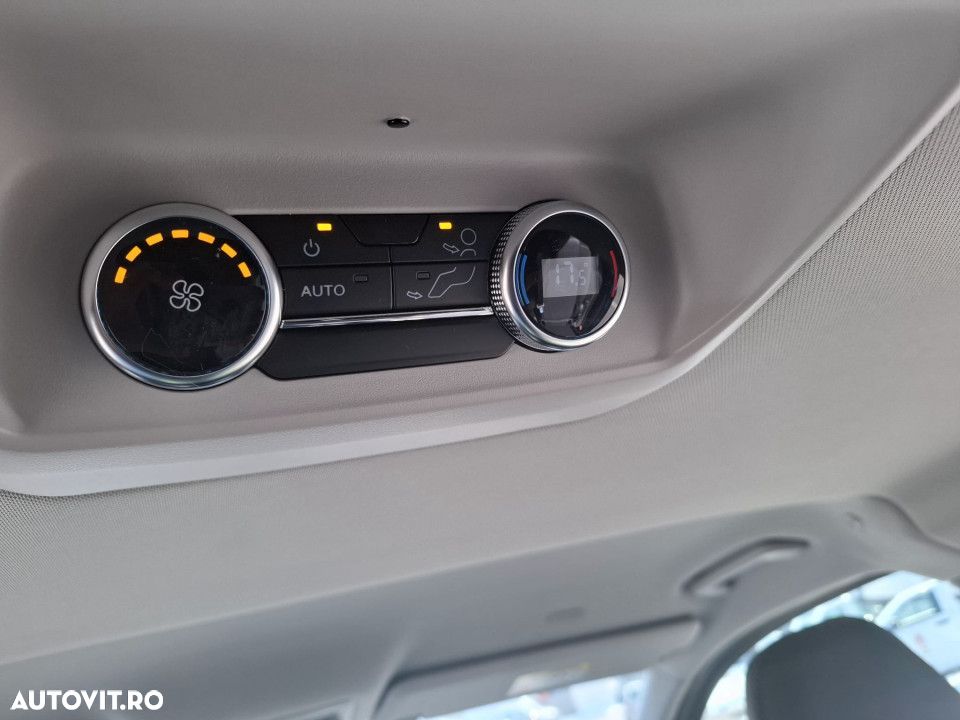 Ford Tourneo Custom - 12