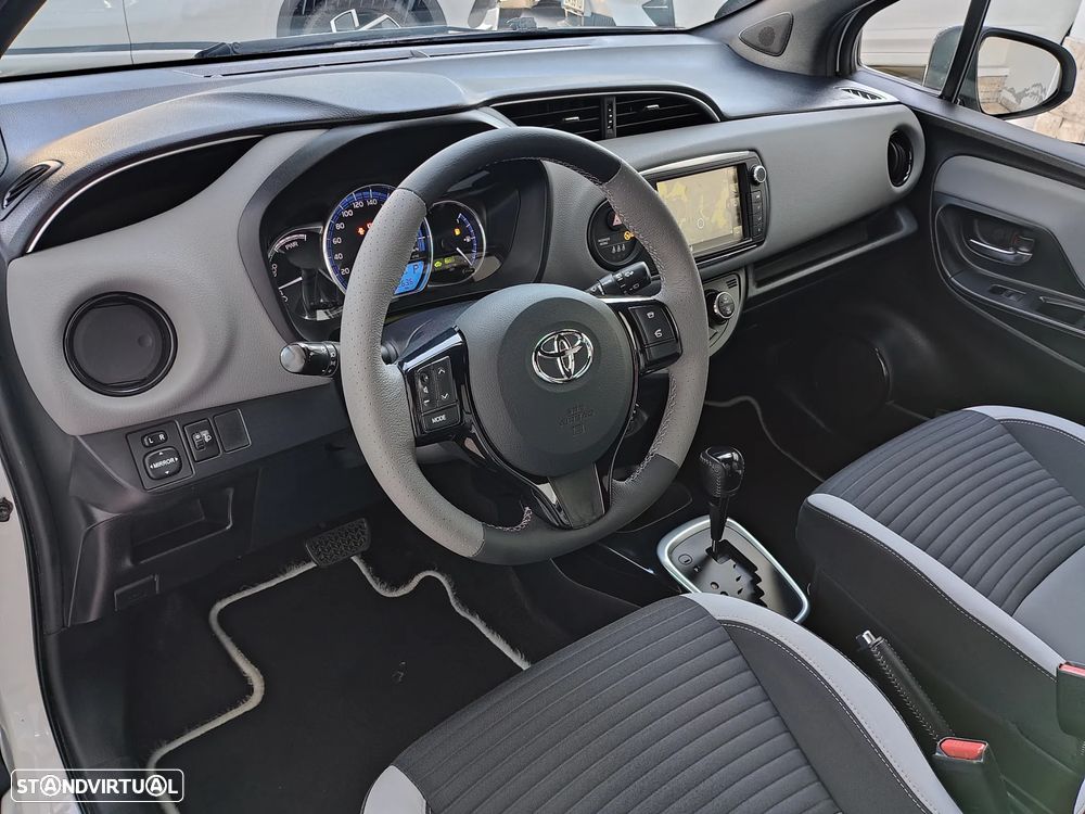 Toyota Yaris 1.5 HSD Comfort +P.Style+P.Techno — fotografia 30