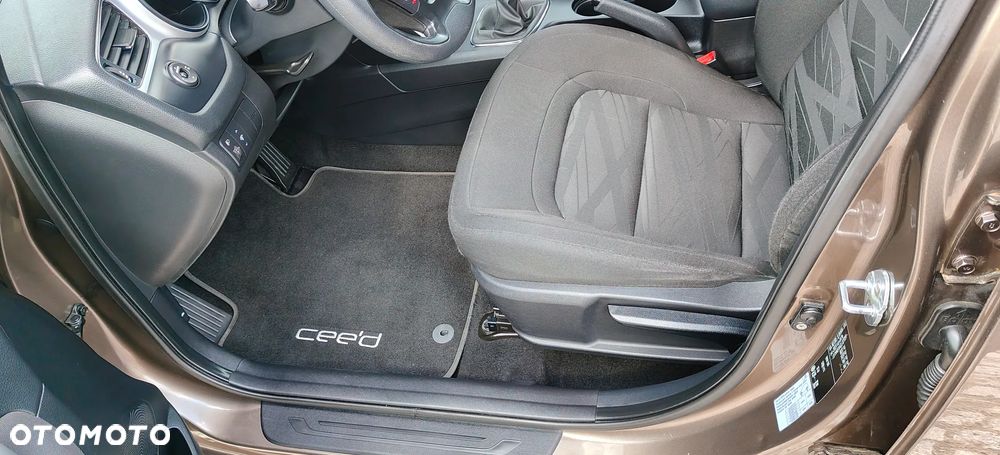 Kia Ceed - 13