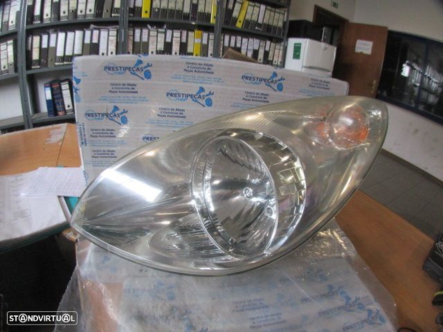 Farol Far1661 HYUNDAI  I20 1 FASE 1 2009 1.4CRDI 90CV 5P BRANCO ESQ H4 ORIGINAL Apoio Danificado - 1