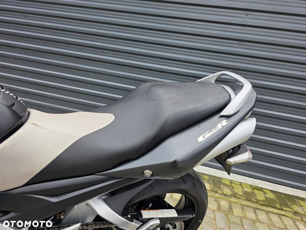 Suzuki GSR - 8