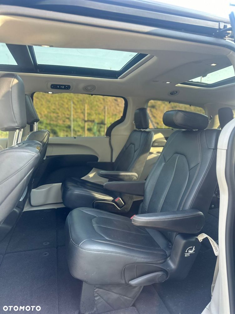 Chrysler Pacifica - 12