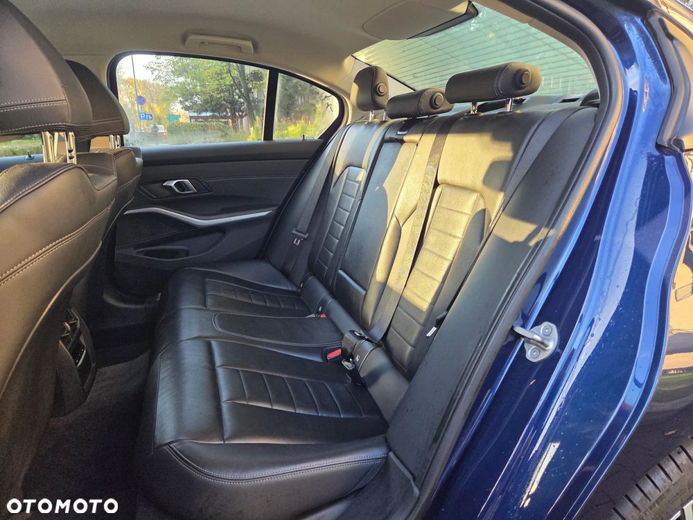 BMW Seria 3 320i xDrive - 17