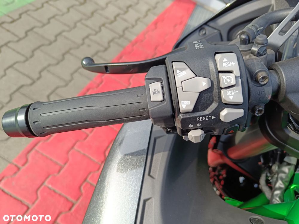 Kawasaki H2 - 10