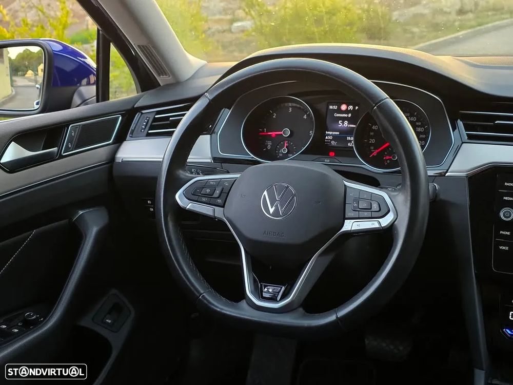 VW Passat Variant 2.0 TDi R-Line DSG - 8