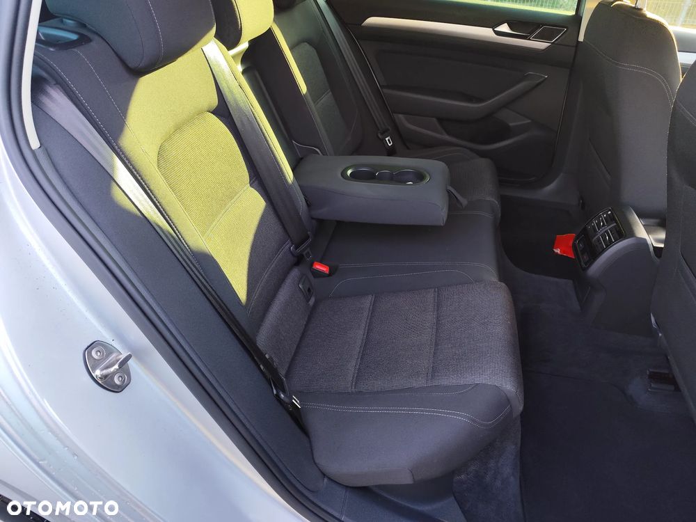 Volkswagen Passat 2.0 TDI SCR Comfortline - 24