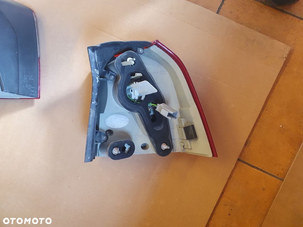 LAMPA L/P TYŁ VOLVO V70 III 3 XC70 II 2 - 4