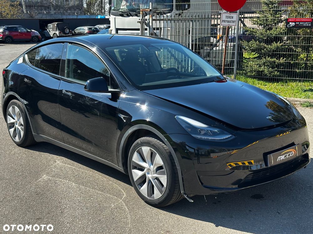 Tesla Model Y - 8