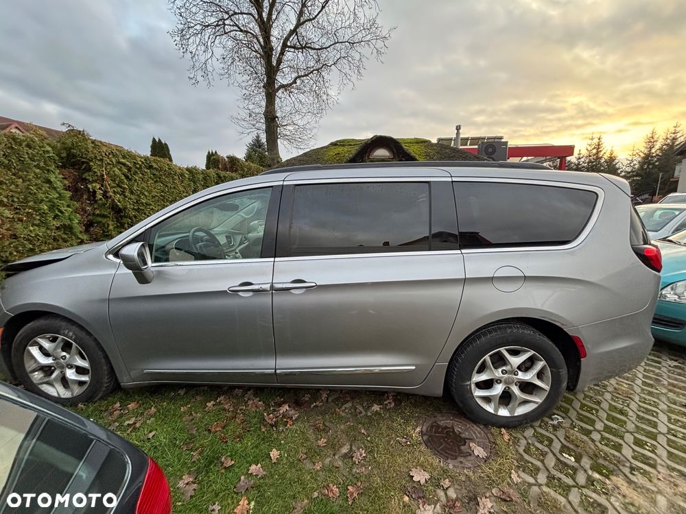 Chrysler Pacifica - 1