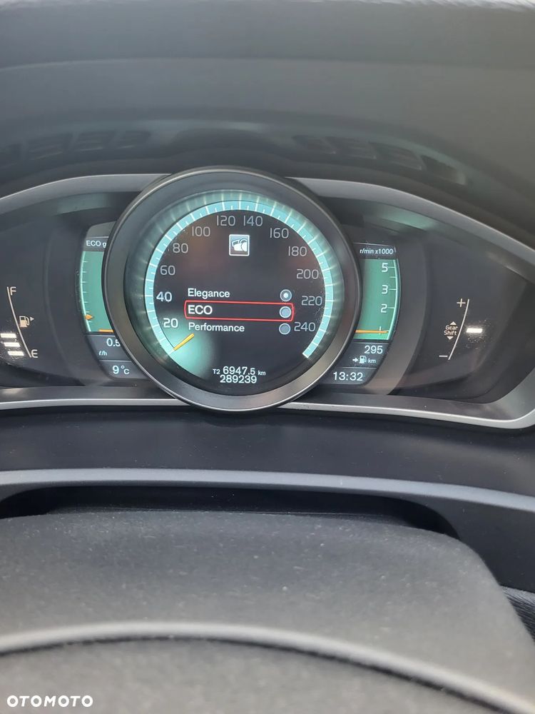 Volvo V40 D2 R Design - 33