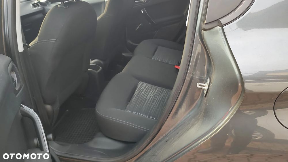 Peugeot 208 - 8
