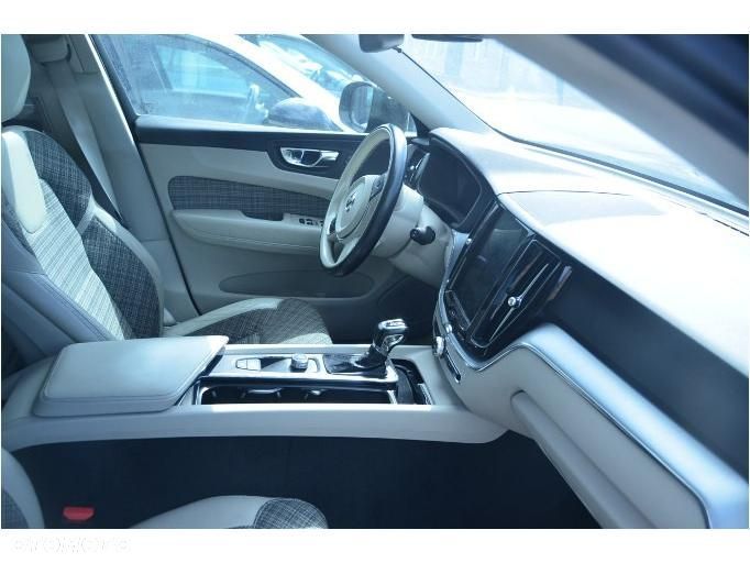 Volvo XC 60 D4 AWD Momentum - 22