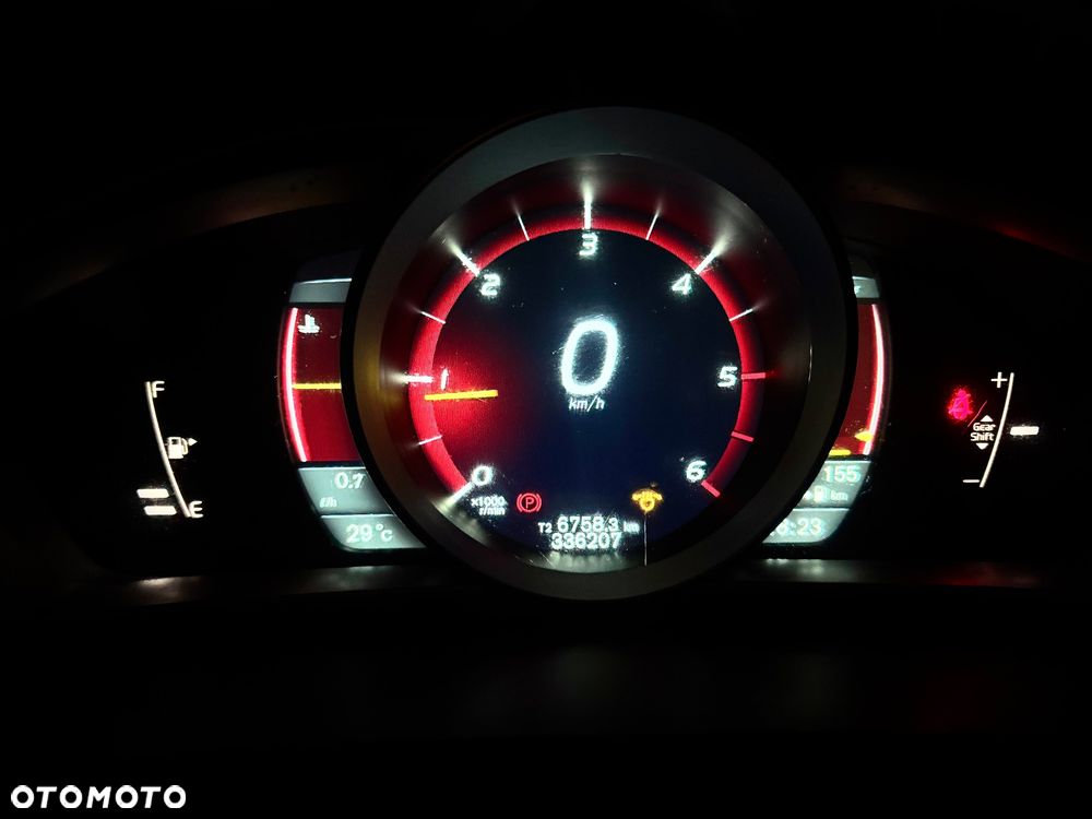 Volvo V40 D2 R-Design - 17