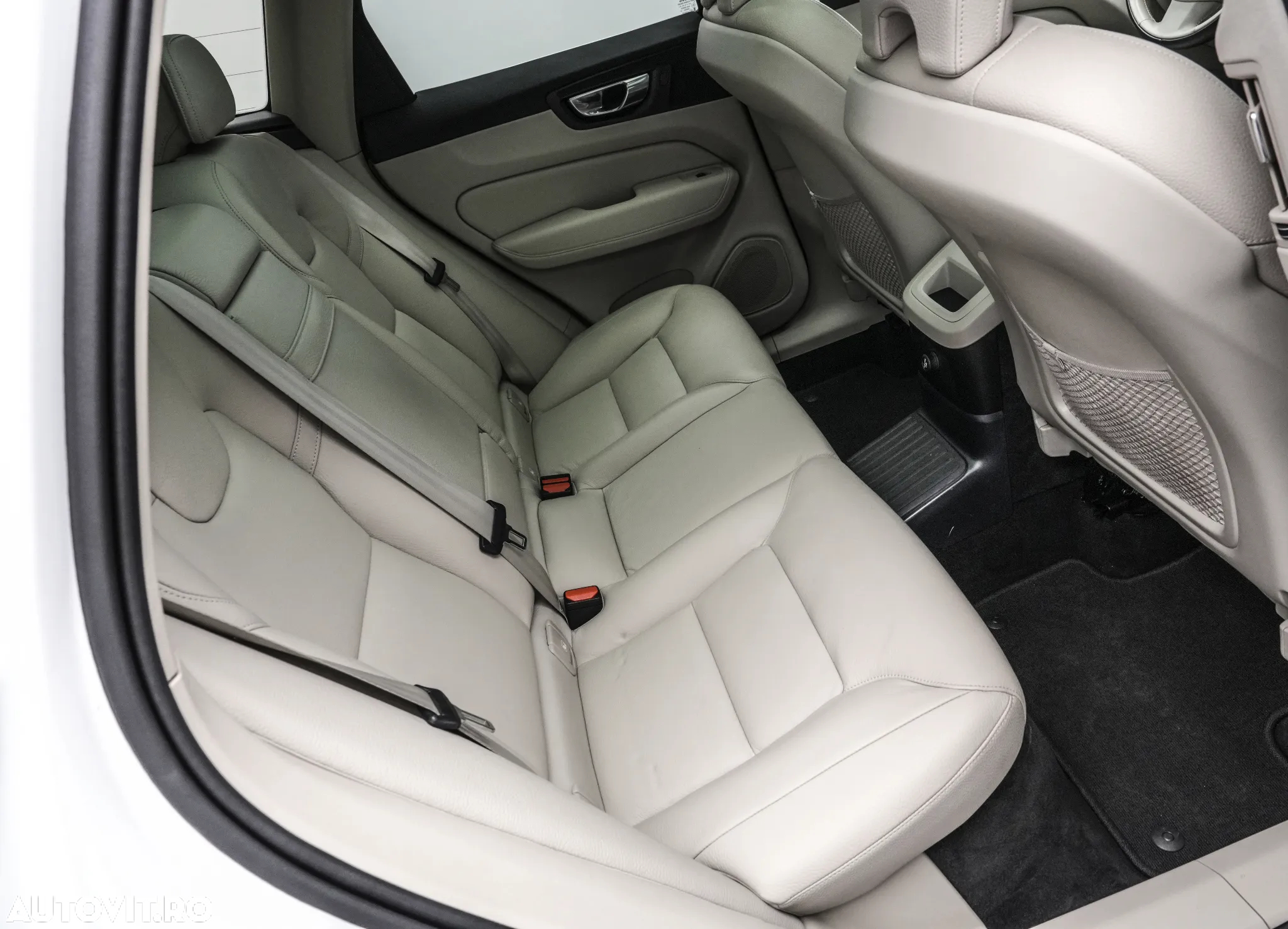Volvo XC 60 T8 Twin Engine AWD Momentum Pro - 17