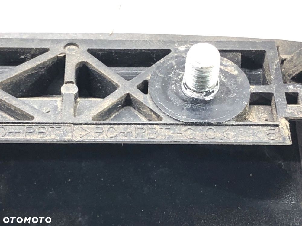 KLAMKA ZEWNĘTRZNA PRAWY PRZÓD  SUZUKI JIMNY samochód terenowy zamknięty (SN) 1998 - 2022 1.5 - 4