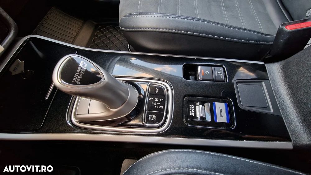 Mitsubishi Outlander 2.4 4WD Diamant+ - 32