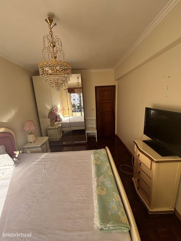 Quarto c/ Varanda Privativa em Mem Martins - Grande imagem: 4/7