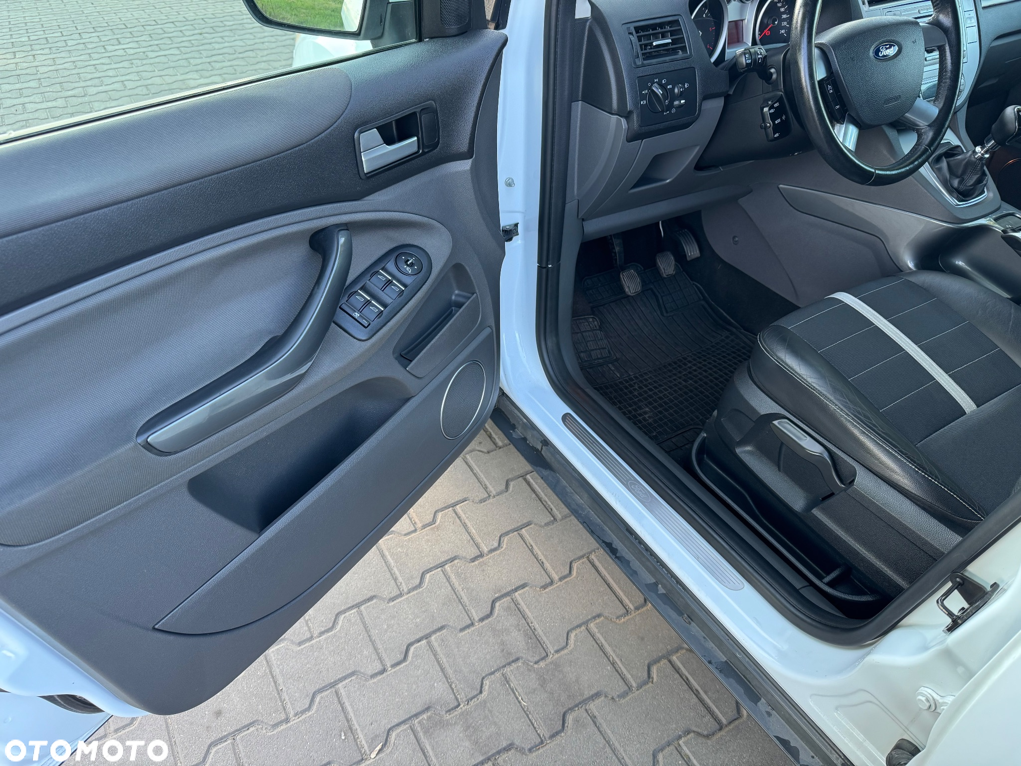 Ford Kuga 2.0 TDCi 2x4 Titanium - 14