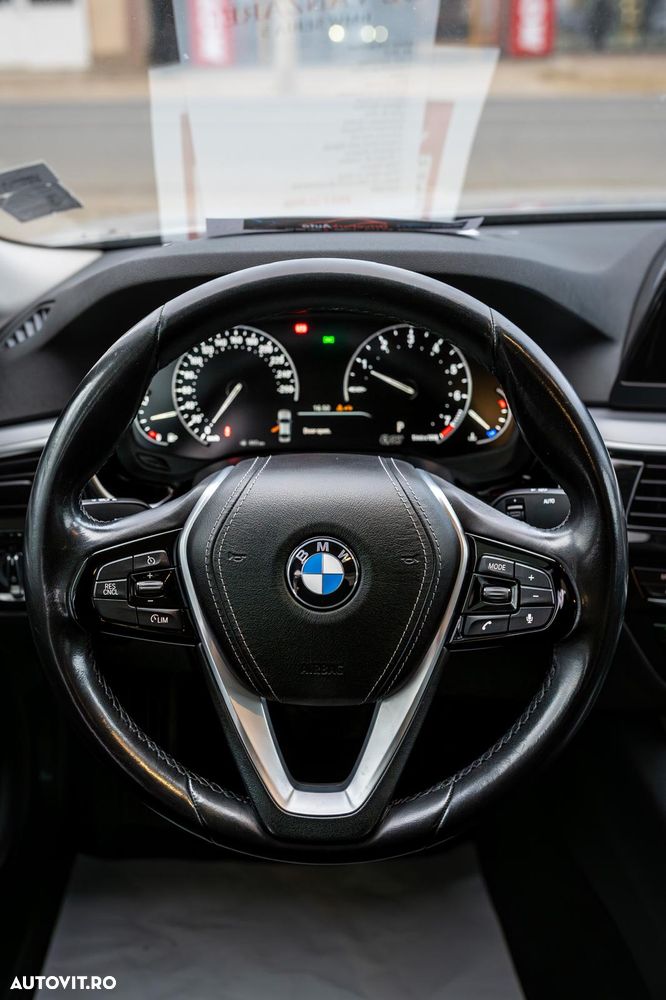 BMW Seria 5 520i Aut. Luxury Line - 28