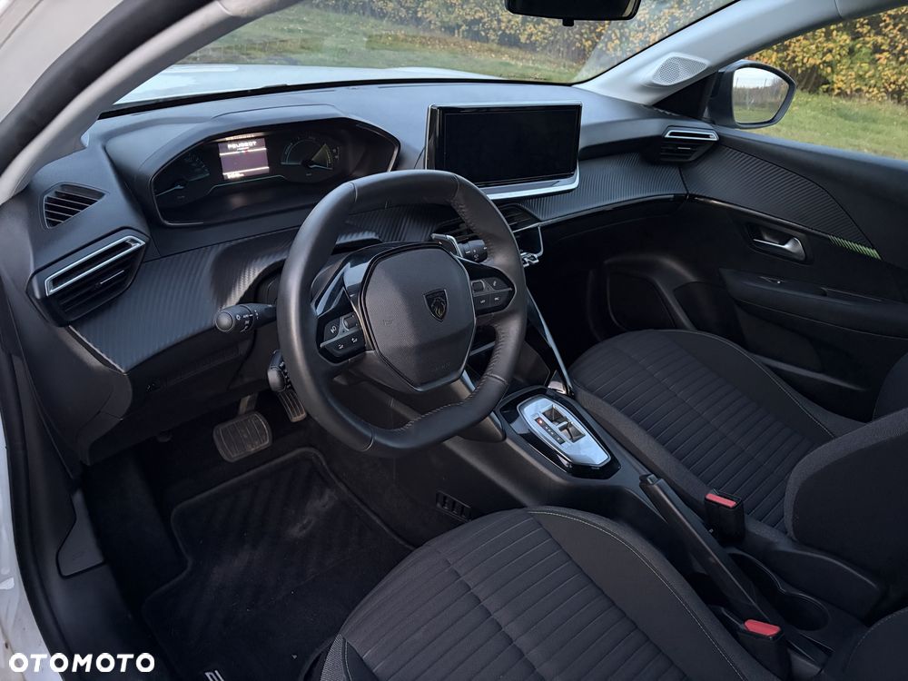 Peugeot 208 - 8