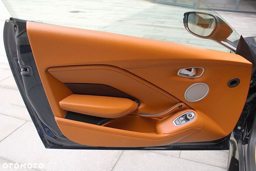 Aston Martin Vantage - 35