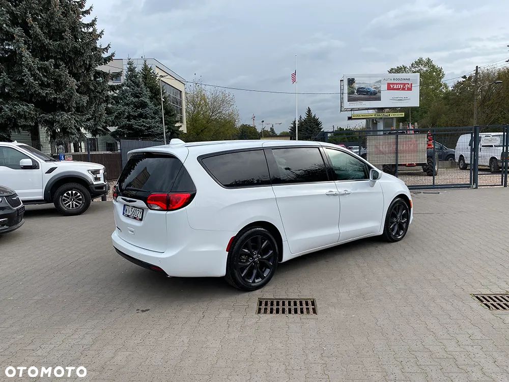Chrysler Pacifica - 4