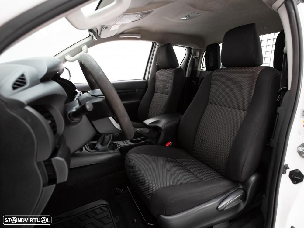 Toyota Hilux 2.4 D-4D 4WD CE 3L c/iva - 9