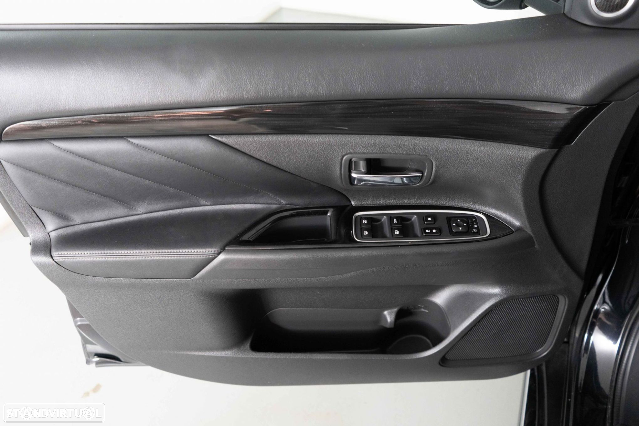 Mitsubishi Outlander 2.0 PHEV Intense Navi - 19