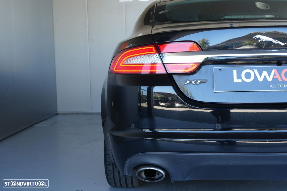 Jaguar XF 2.2 D Luxury - 32
