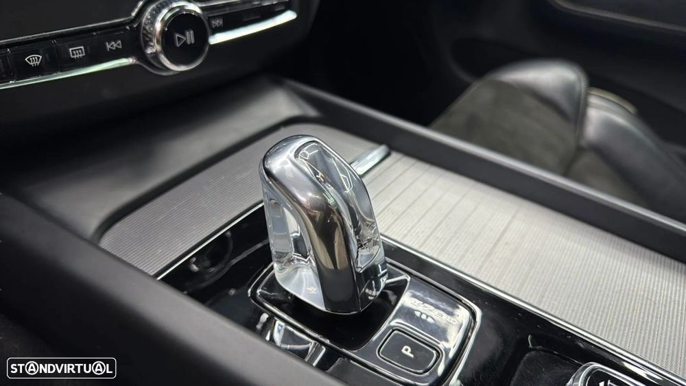 Volvo XC 60 2.0 T8 PHEV R-Design AWD - 27