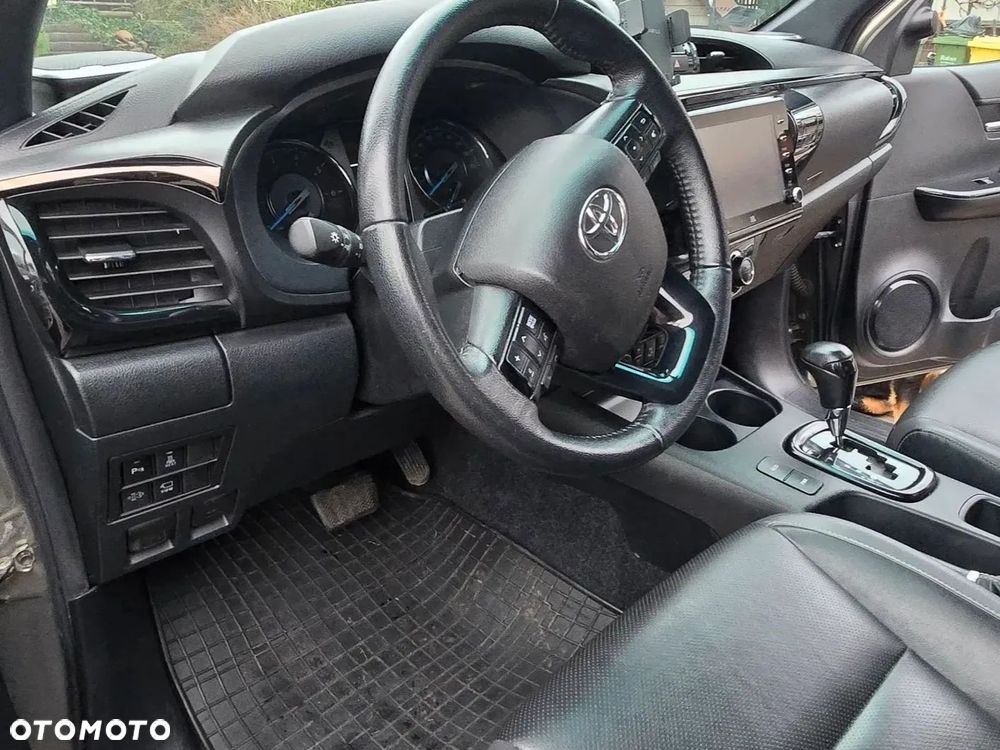 Toyota Hilux 2.8 D-4D Double Cab Invincible Sport 4x4 - 8