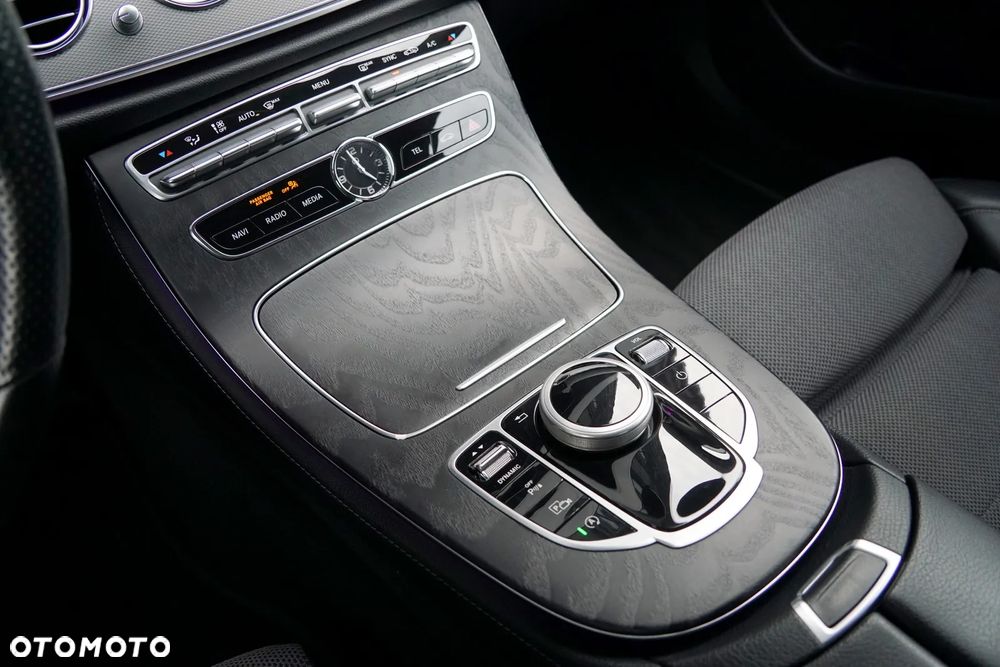 Mercedes-Benz Klasa E 220 d 4-Matic 9G-TRONIC - 36