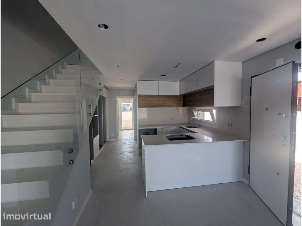 Moradia T3 com 2 suites em Quinta das Laranjeiras Fernão Ferro - Full image: 2/21