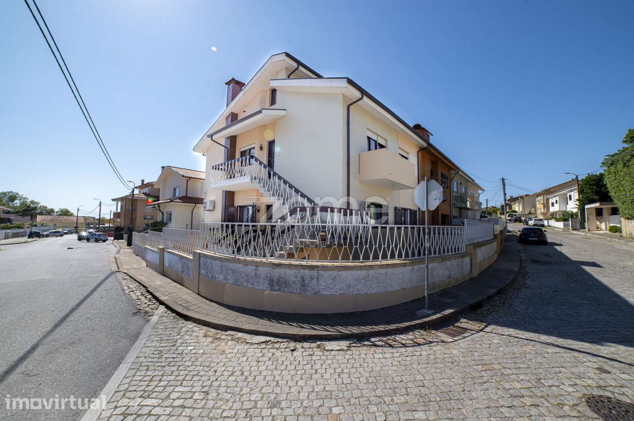 Moradia Bifamiliar T2+T2 c/ Garagem Excelente Oportunidade em Canidelo - Grande imagem: 2/24