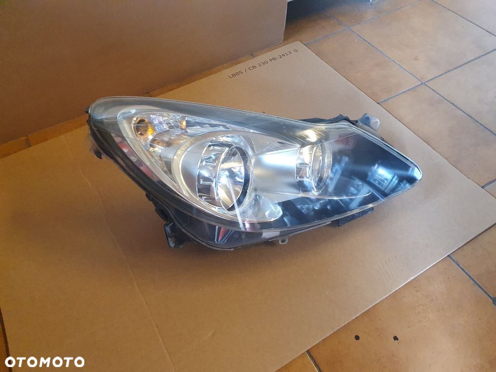 REFLEKTOR PRAWY OPEL CORSA D CZARNY ŚRODEK EUROPA - 2