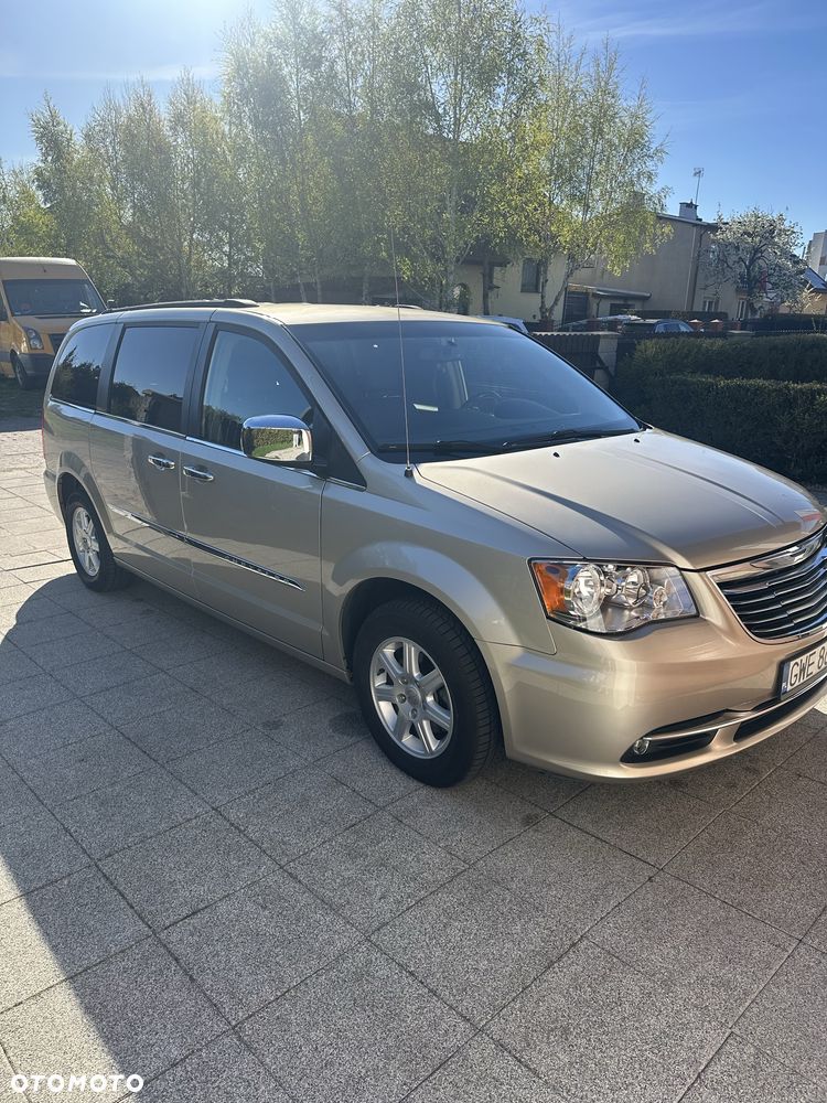 Chrysler Town & Country - 2