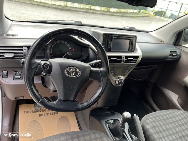 Toyota iQ 1.0 + - 10