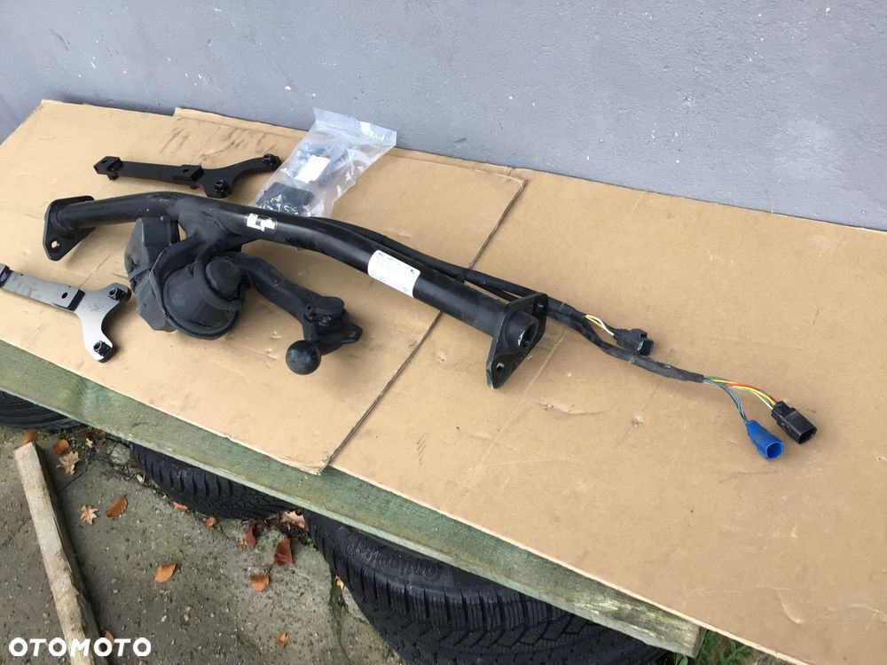 Hak holowniczy elektryczny Ford Focus Kombi MK4 - 2