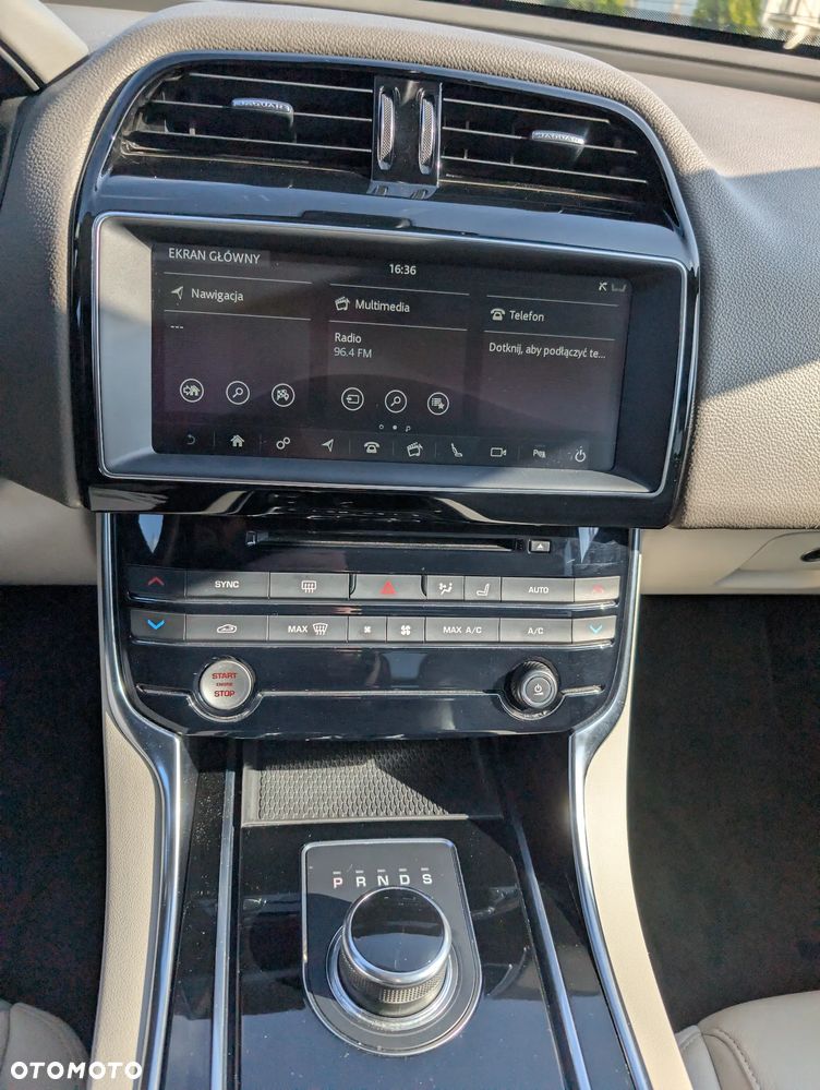 Jaguar XE 2.0 T Prestige - 32