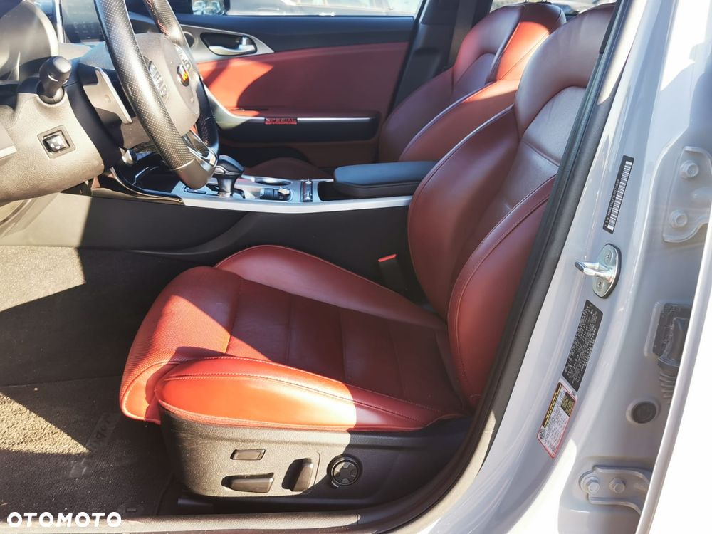 Kia Stinger - 11