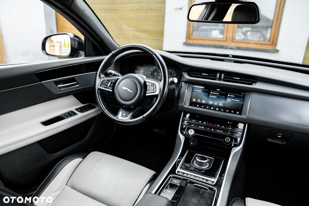 Jaguar XF 35t R-Sport - 26