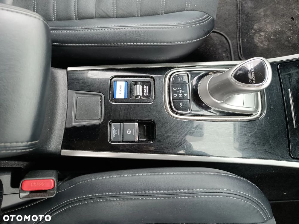 Mitsubishi Outlander 2.4 4WD Diamant+ - 29