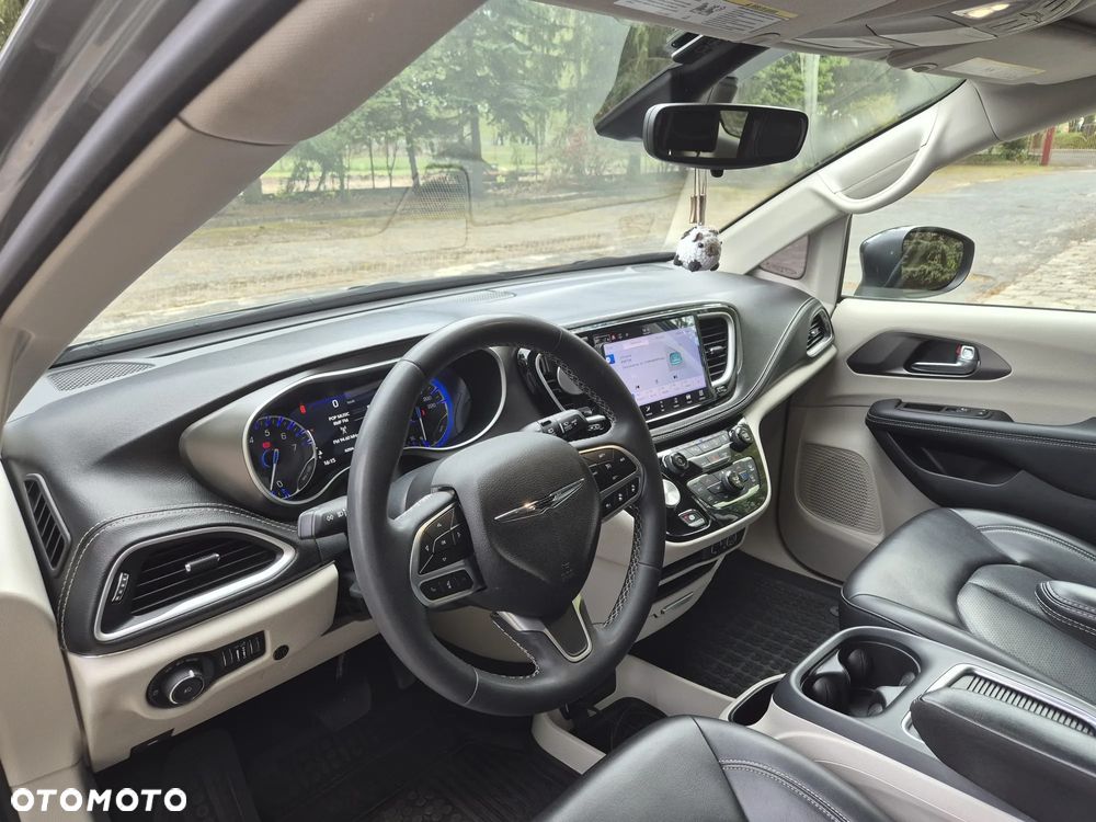Chrysler Pacifica - 12