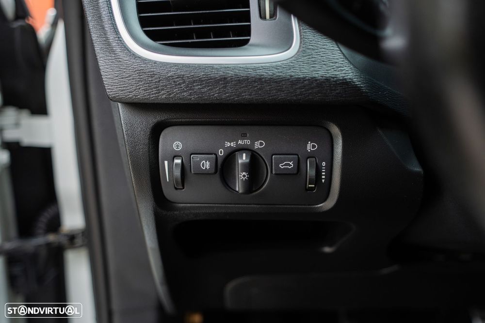 Volvo V40 D2 R Design - 16